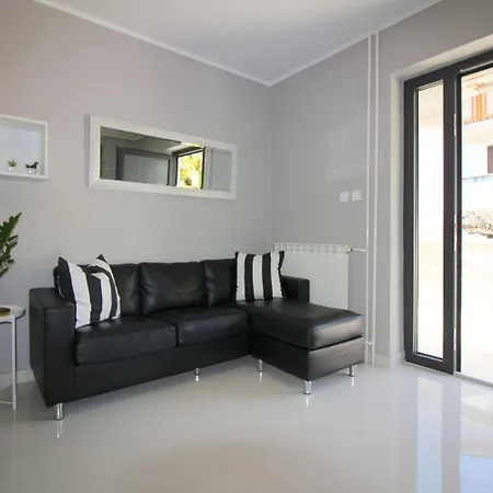 Modernes Mit Privater Terrasse, Grillbereich, Spielplatz, Liegen, Privatparkplatz 公寓 波雷奇