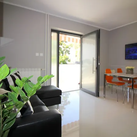 Modernes Mit Privater Terrasse, Grillbereich, Spielplatz, Liegen, Privatparkplatz Apartman *