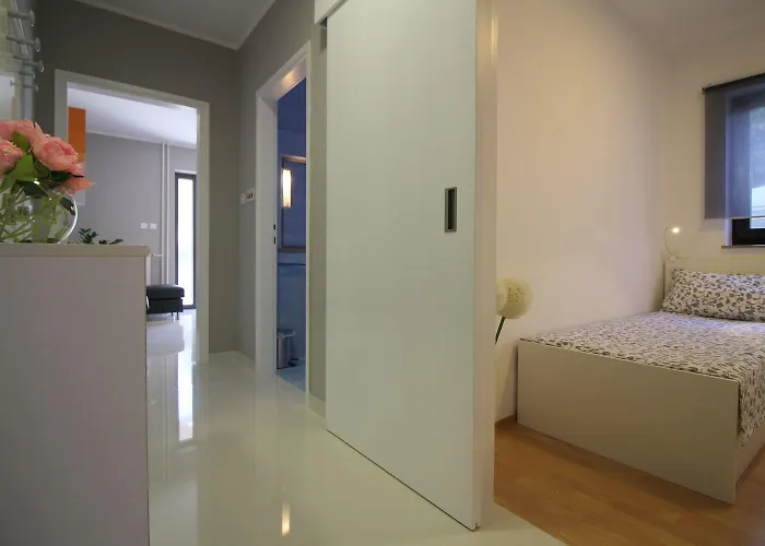 Modernes Mit Privater Terrasse, Grillbereich, Spielplatz, Liegen, Privatparkplatz Porec